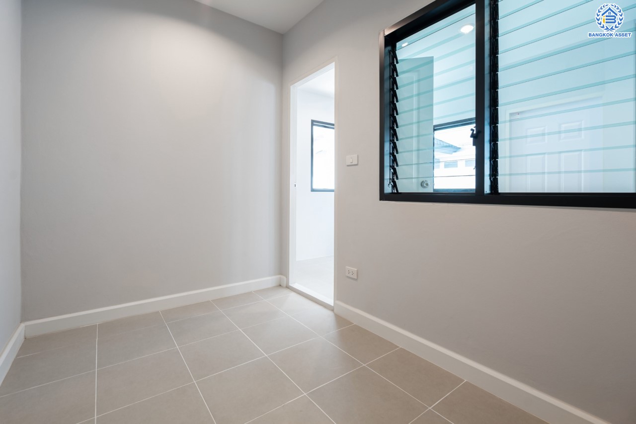 คฤหาสน์หลังใหญ่ตกแต่งใหม่ ม.บ้านสวนดอกไม้ ปิ่นเกล้า ดีไซน์สุด Luxury เนื้อที่ 154.5 ตร.ว. บนพื้นที่ใช้สอยถึง 435 ตร.ม. ฟังก์ชันจัดเต็ม 5 ห้องนอน 6 ห้องน้ำ 1 ห้องแม่บ้าน 2 ห้องอเนกประสงค์ (มีเรือนรับรองด้านข้าง พร้อมห้องน้ำในตัว) จอดรถได้ถึง 4 คัน บนทำเลเชื่อมต่อเมืองอย่างรวดเร็ว ใกล้ทางคู่ขนานลอยฟ้าบรมราชชนนี ทางด่วน "กาญจนาภิเษก" ม.มหิดล และเซ็นทรัลปิ่นเกล้า